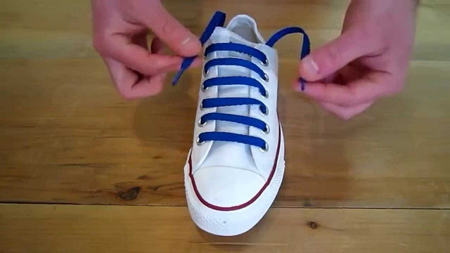 Cách xỏ dây giày bóng đá