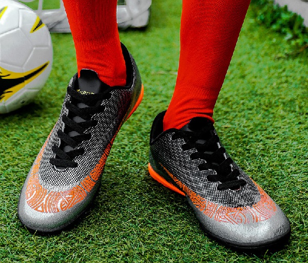 Chọn giày đá bóng sân cỏ nhân tạo ra sao?